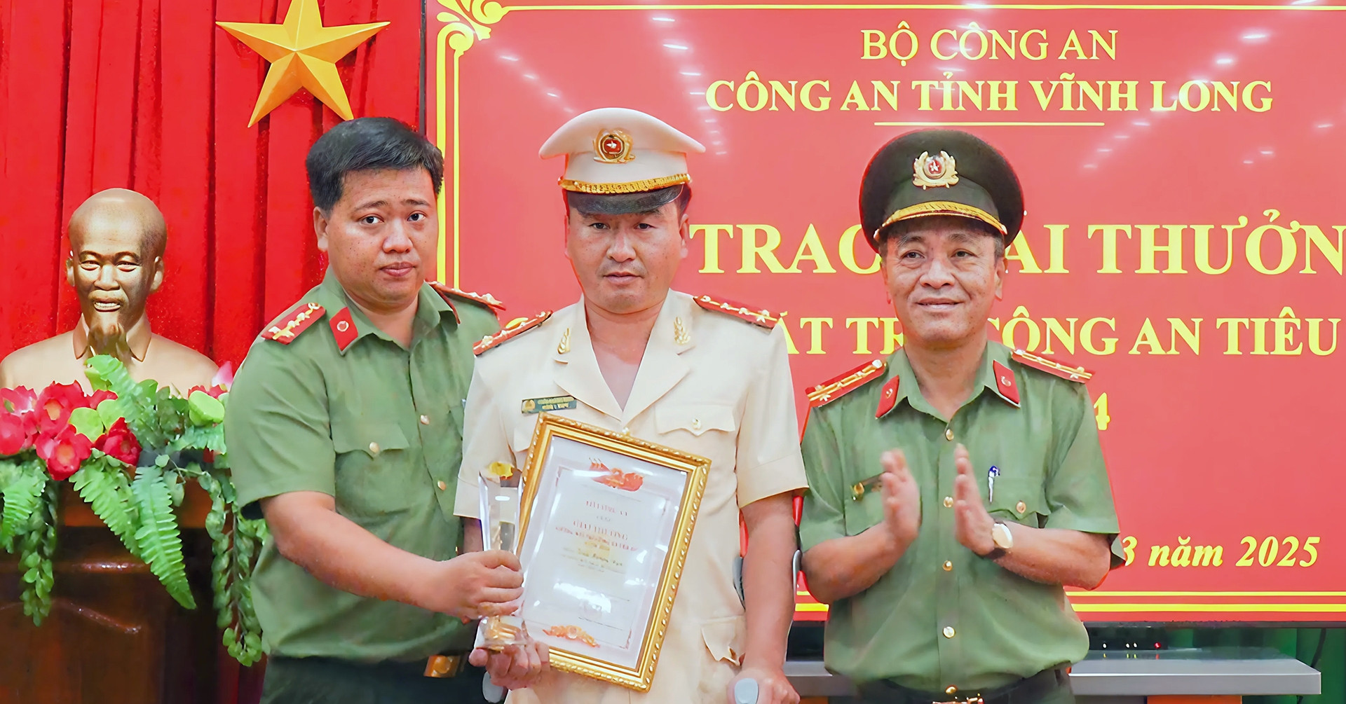 Đại úy bị đứt lìa 2 chân khi bắt cát tặc là gương mặt trẻ Công an tiêu biểu