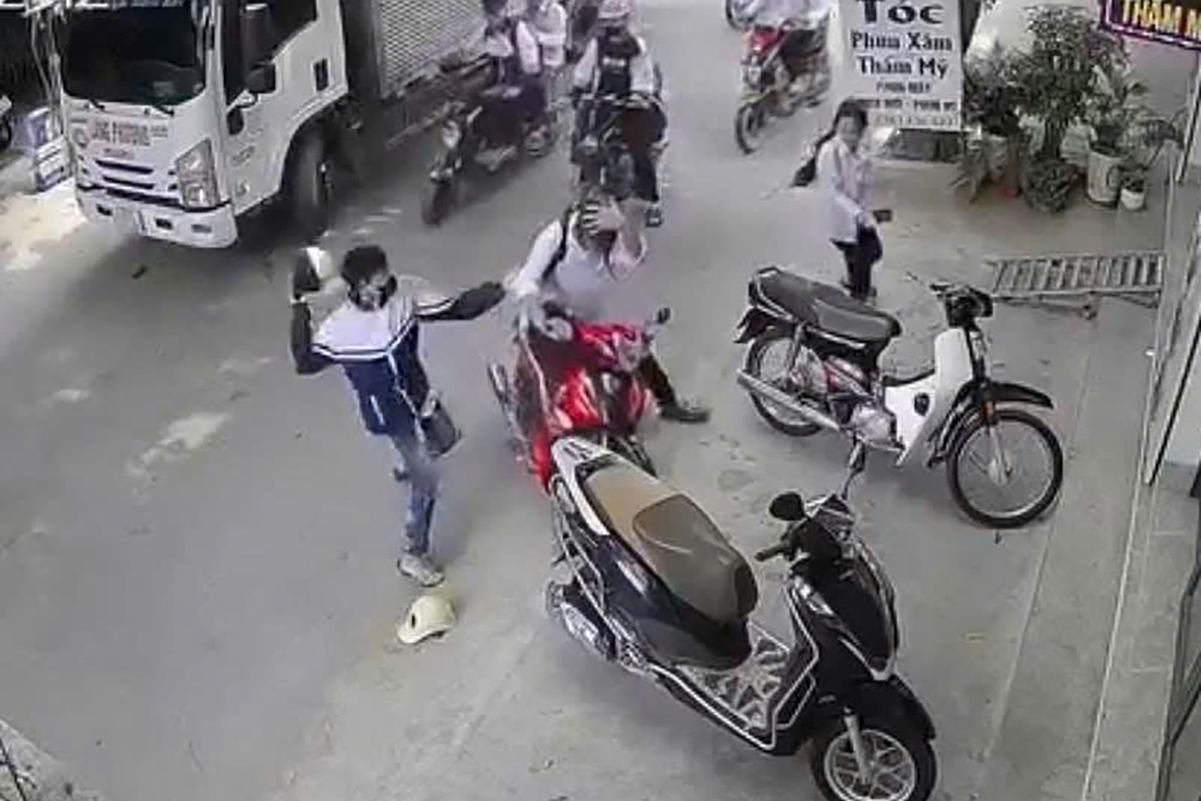 Điều tra nhóm người lạ chặn đường, hành hung nam học sinh