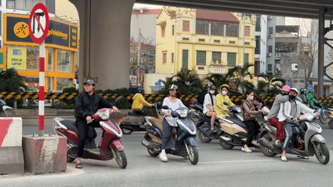 Đoàn xe máy, công nông 'tạt đầu' ô tô để đi ngược chiều ở Hà Nội
