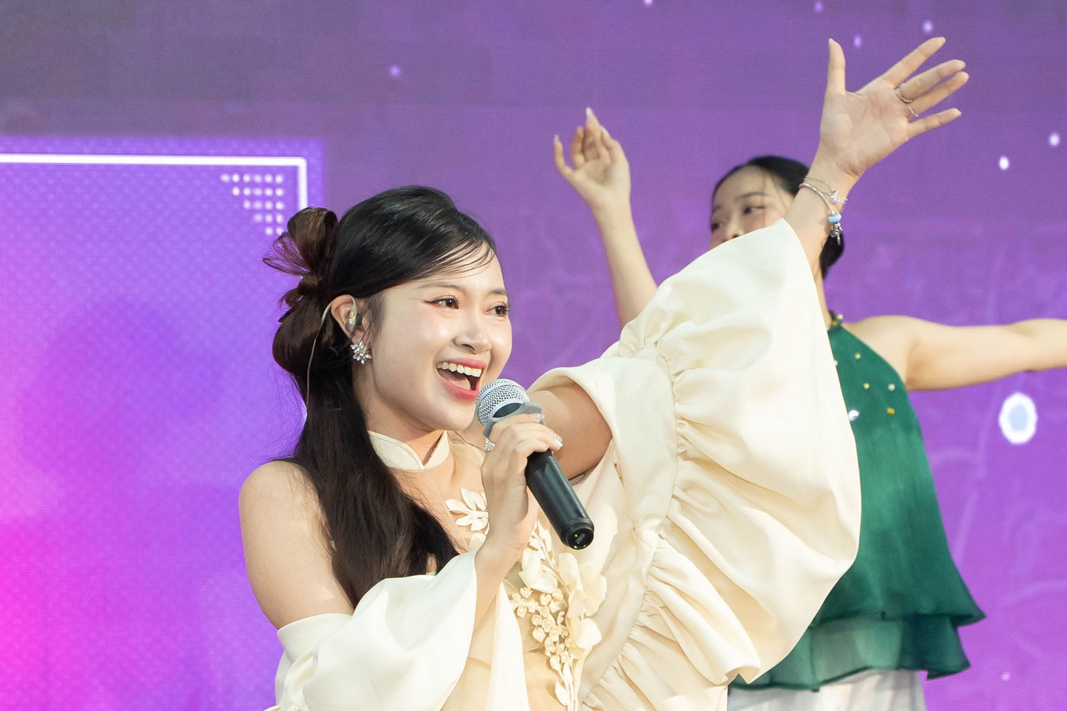 Hát hit của Hoà Minzy, thí sinh Ngọc Hà giành giải Nhất &amp;apos;Bài ca thống nhất&amp;apos;