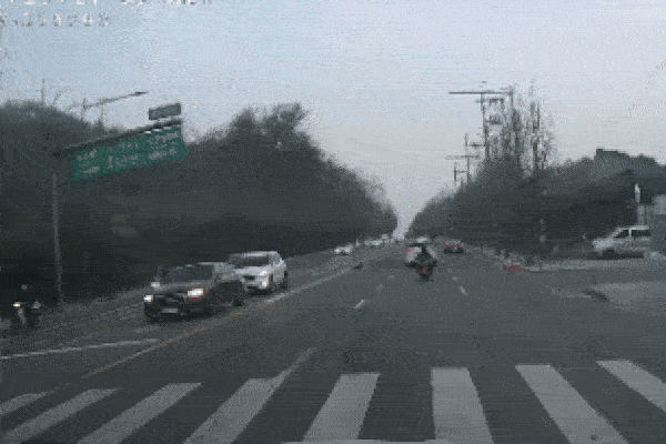 Hố tử thần xuất hiện giữa thủ đô Hàn Quốc, nuốt trọn người đi xe máy