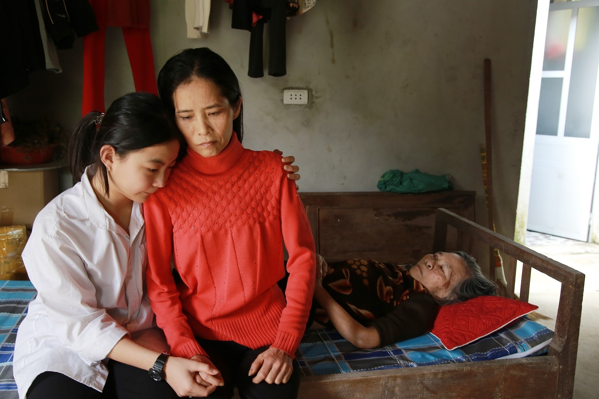 Nữ sinh lớp 6 xin cứu mẹ ung thư và bà ngoại bệnh liệt giường