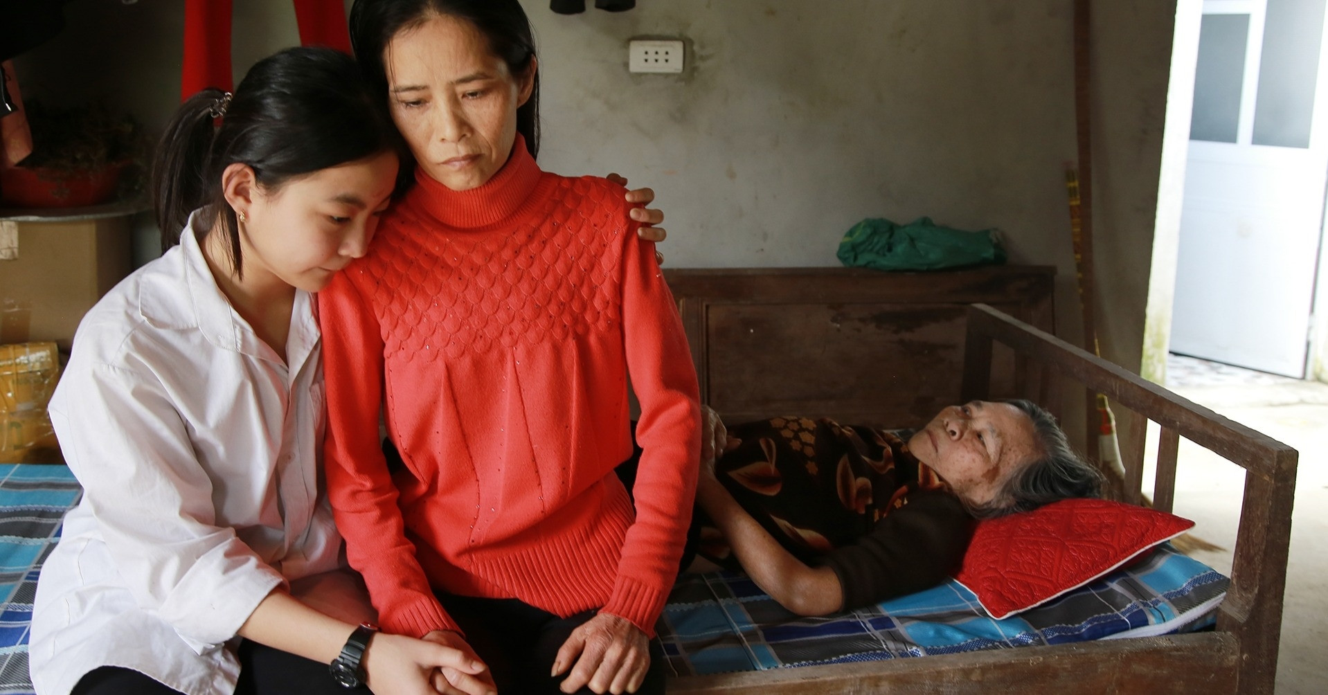 Nữ sinh lớp 6 xin cứu mẹ ung thư và bà ngoại bệnh liệt giường