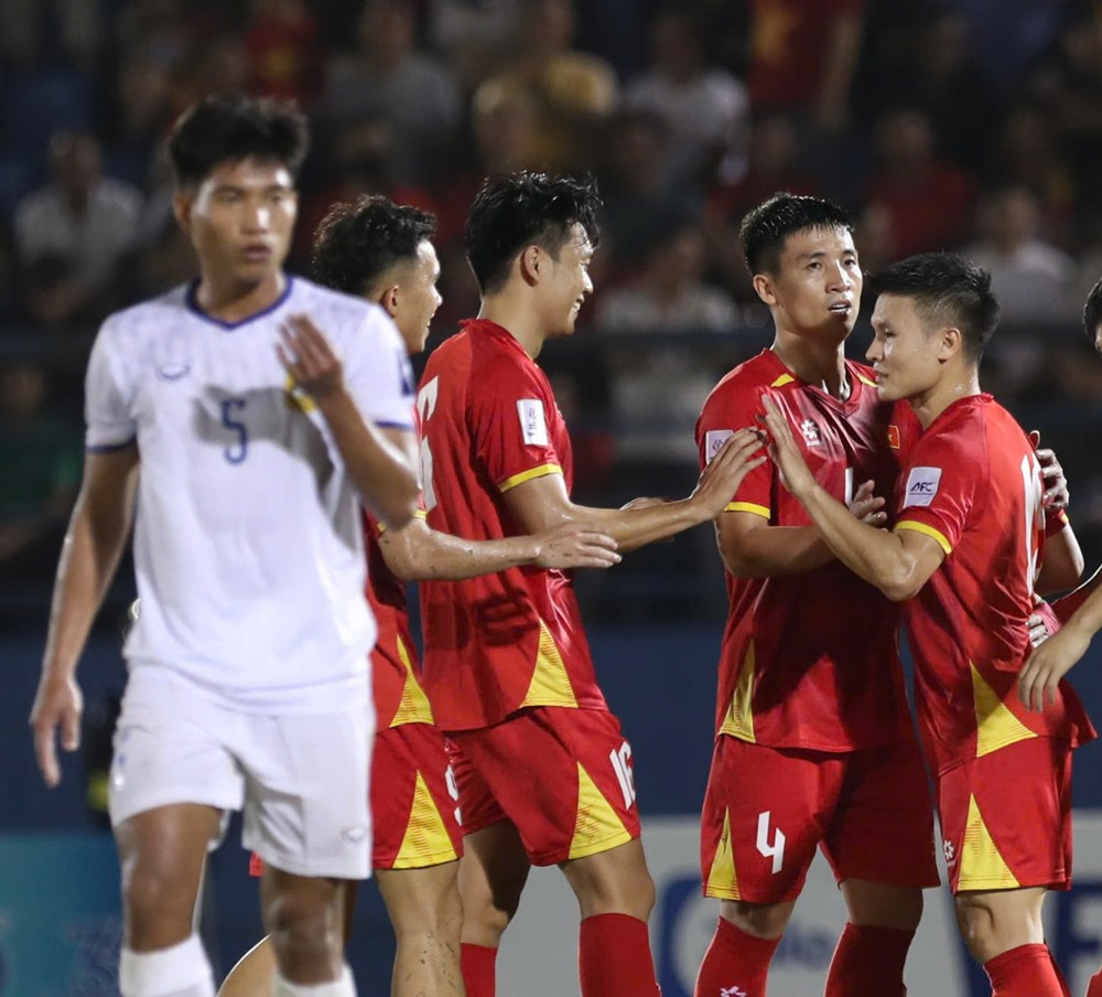 quang hai vs lao 1.jpg