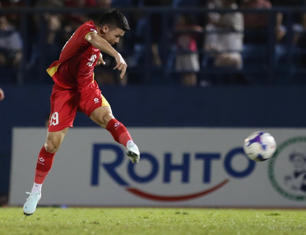 quang hai vs lao.jpg