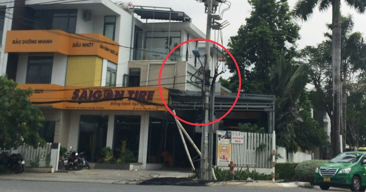 Sau tiếng nổ lớn, thanh niên kéo dây cáp bất ngờ bốc cháy trên cột điện