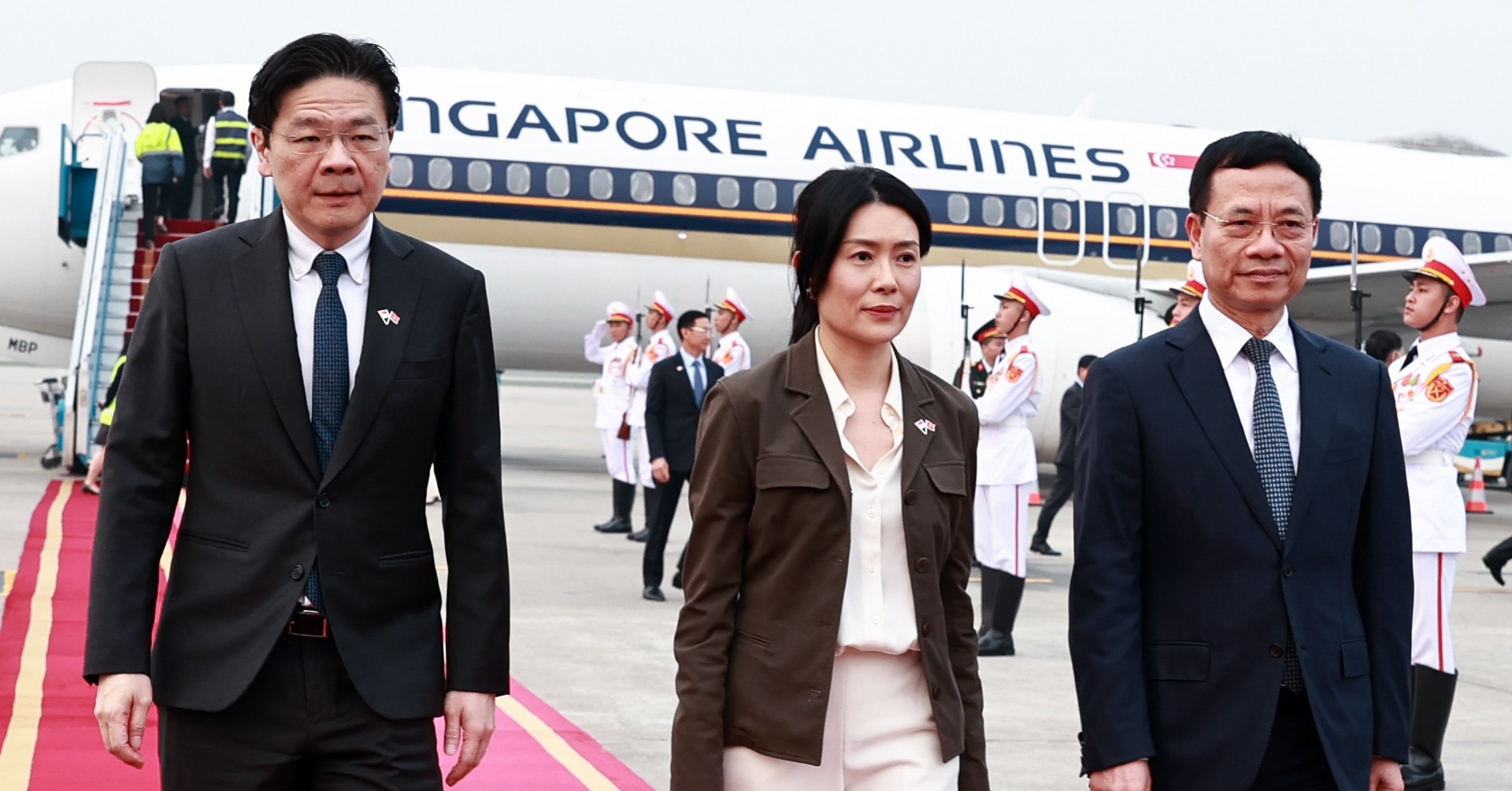 Thủ tướng Singapore và Phu nhân đến Hà Nội, bắt đầu chuyến thăm Việt Nam