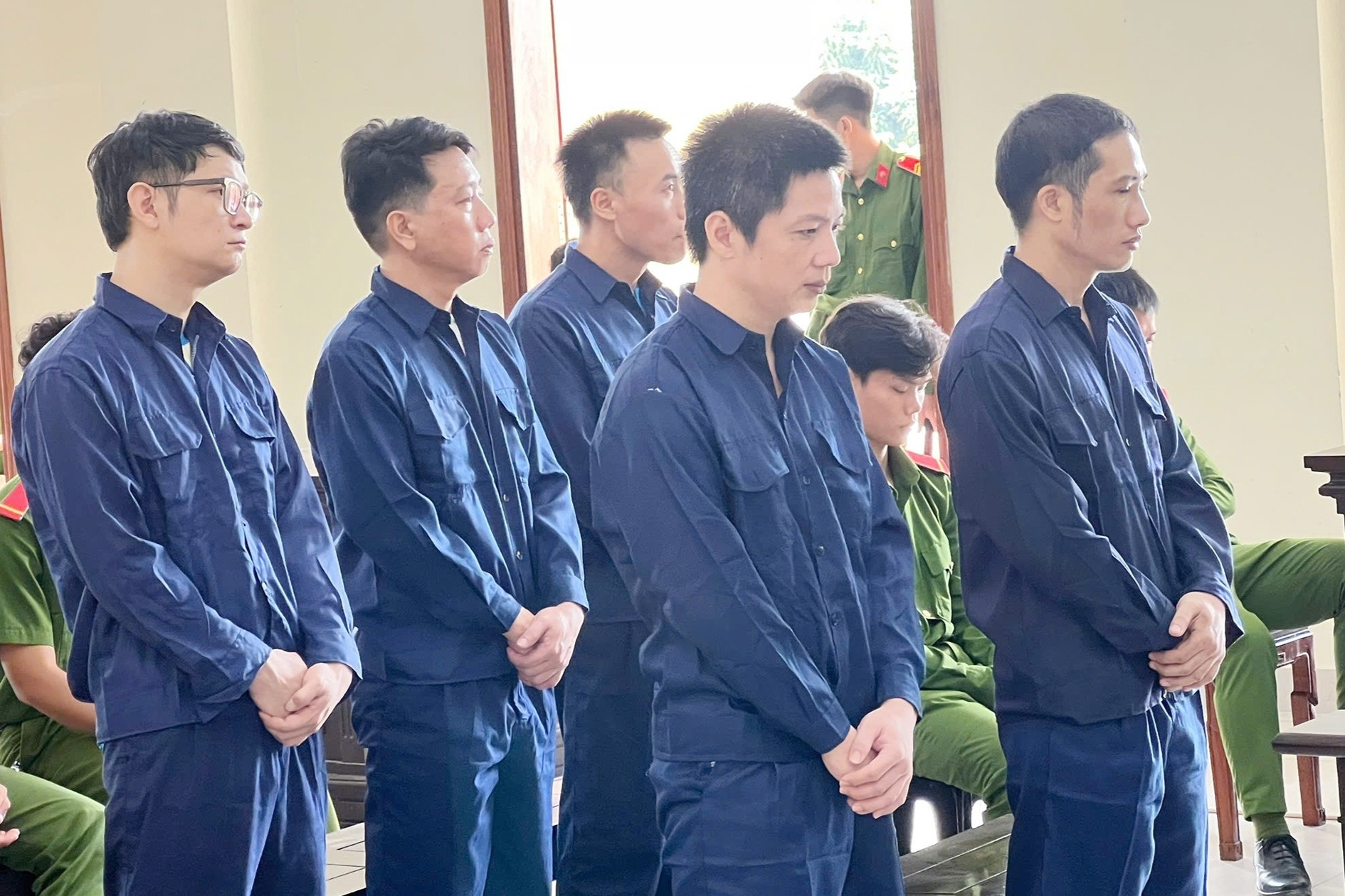 Tòa cho 5 cựu đăng kiểm viên nhận hối lộ được hưởng khoan hồng đặc biệt