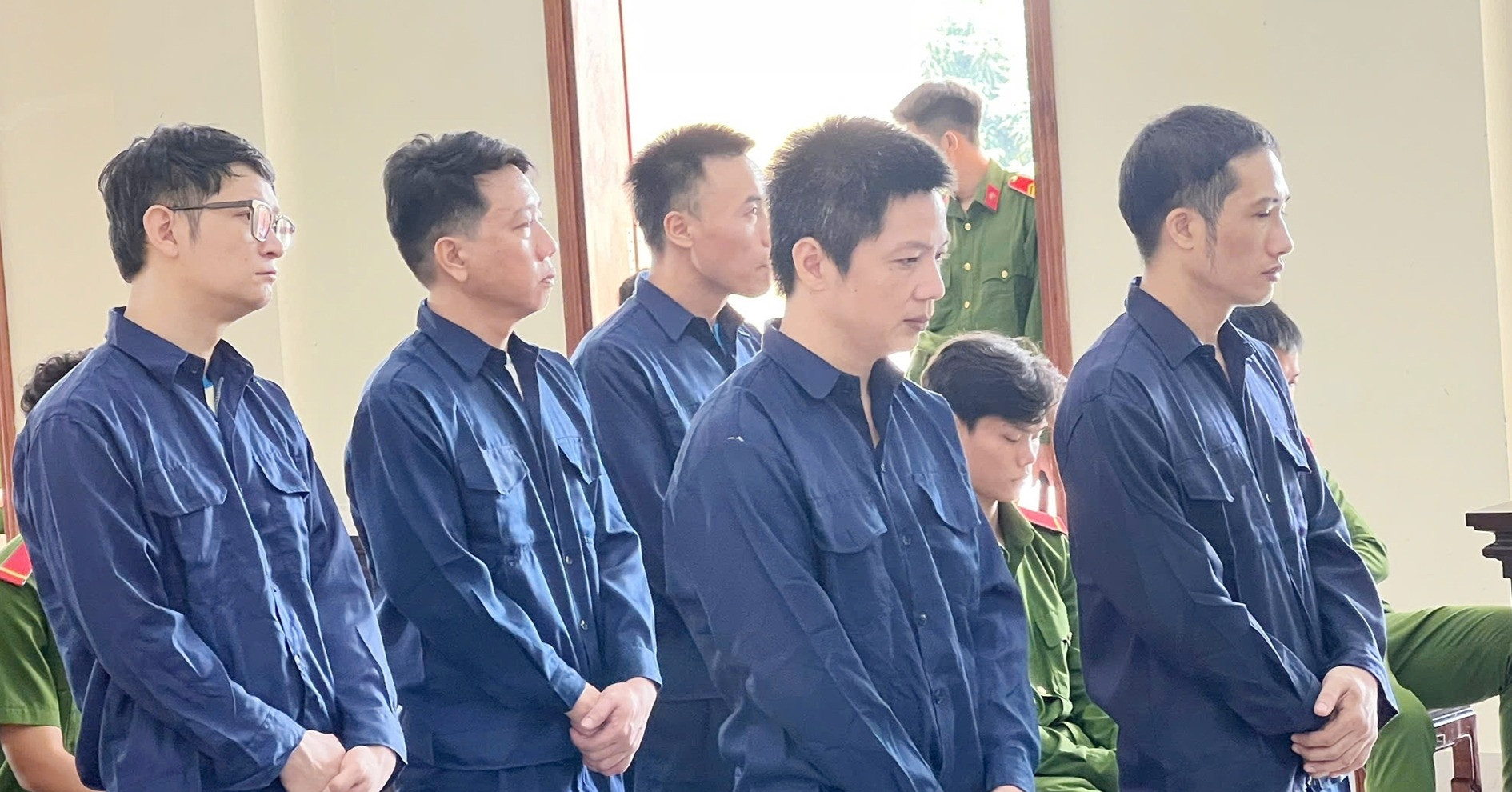 Tòa cho 5 cựu đăng kiểm viên nhận hối lộ được hưởng khoan hồng đặc biệt