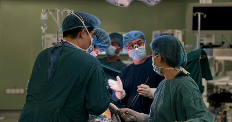 Ca mổ căng thẳng hồi sinh lá phổi xẹp hoàn toàn cho kỹ sư phần mềm 24 tuổi