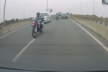 Cảnh sát trích xuất camera tìm 2 xe phân khối lớn phóng như bay trên cao tốc