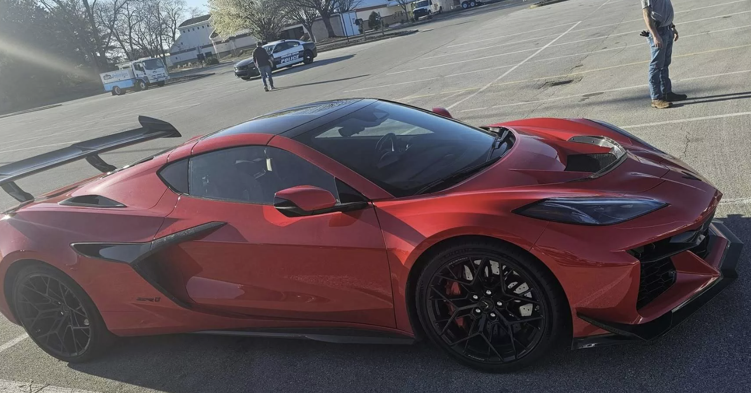 Kẻ trộm đánh cắp 8 siêu xe Corvette mới rồi bỏ lại gần nhà máy GM