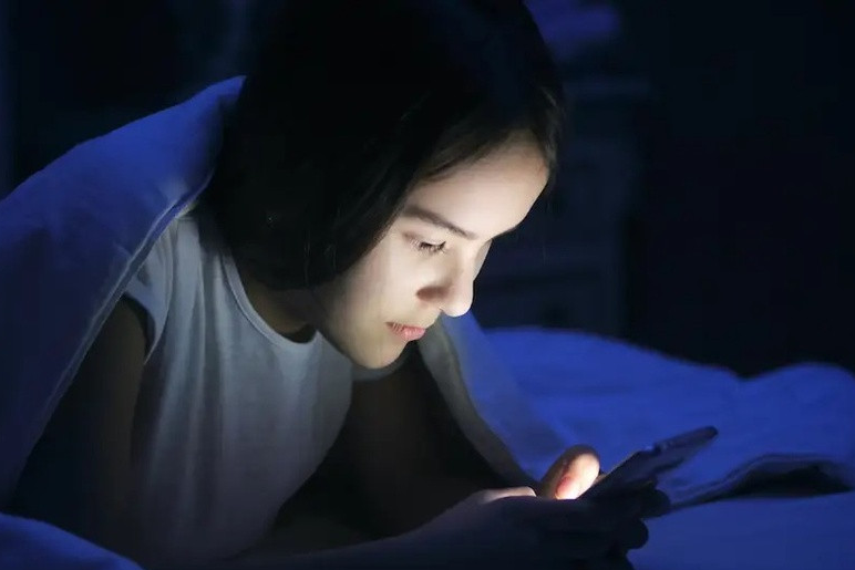 Người trẻ tàn phá cột sống cổ vì một vật bất ly thân