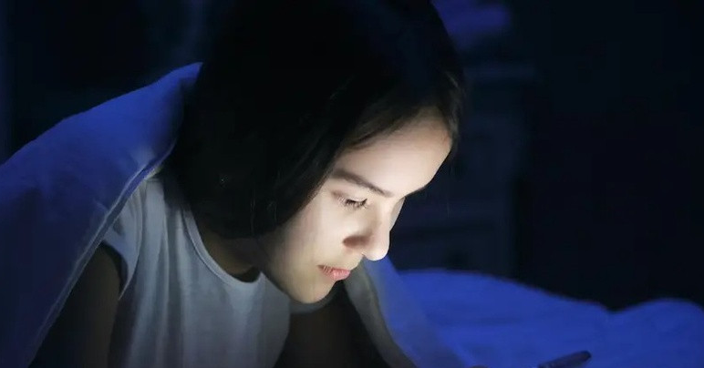 Người trẻ tàn phá cột sống cổ vì một vật bất ly thân