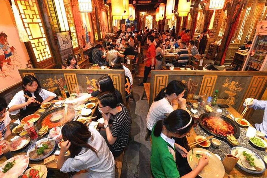 Nữ thực khách gây phẫn nộ khi để con tiểu tiện vào cốc giữa nhà hàng