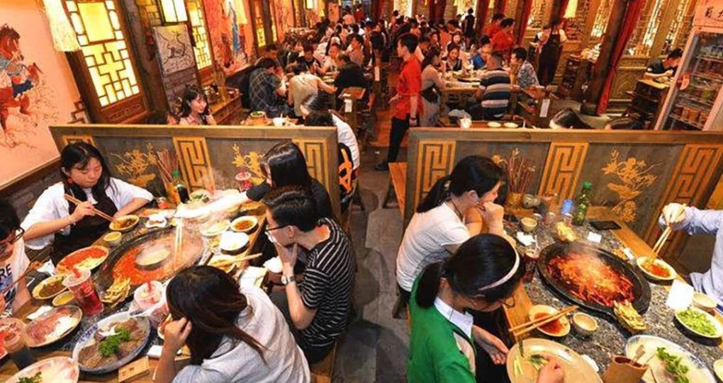 Nữ thực khách gây phẫn nộ khi để con tiểu tiện vào cốc giữa nhà hàng