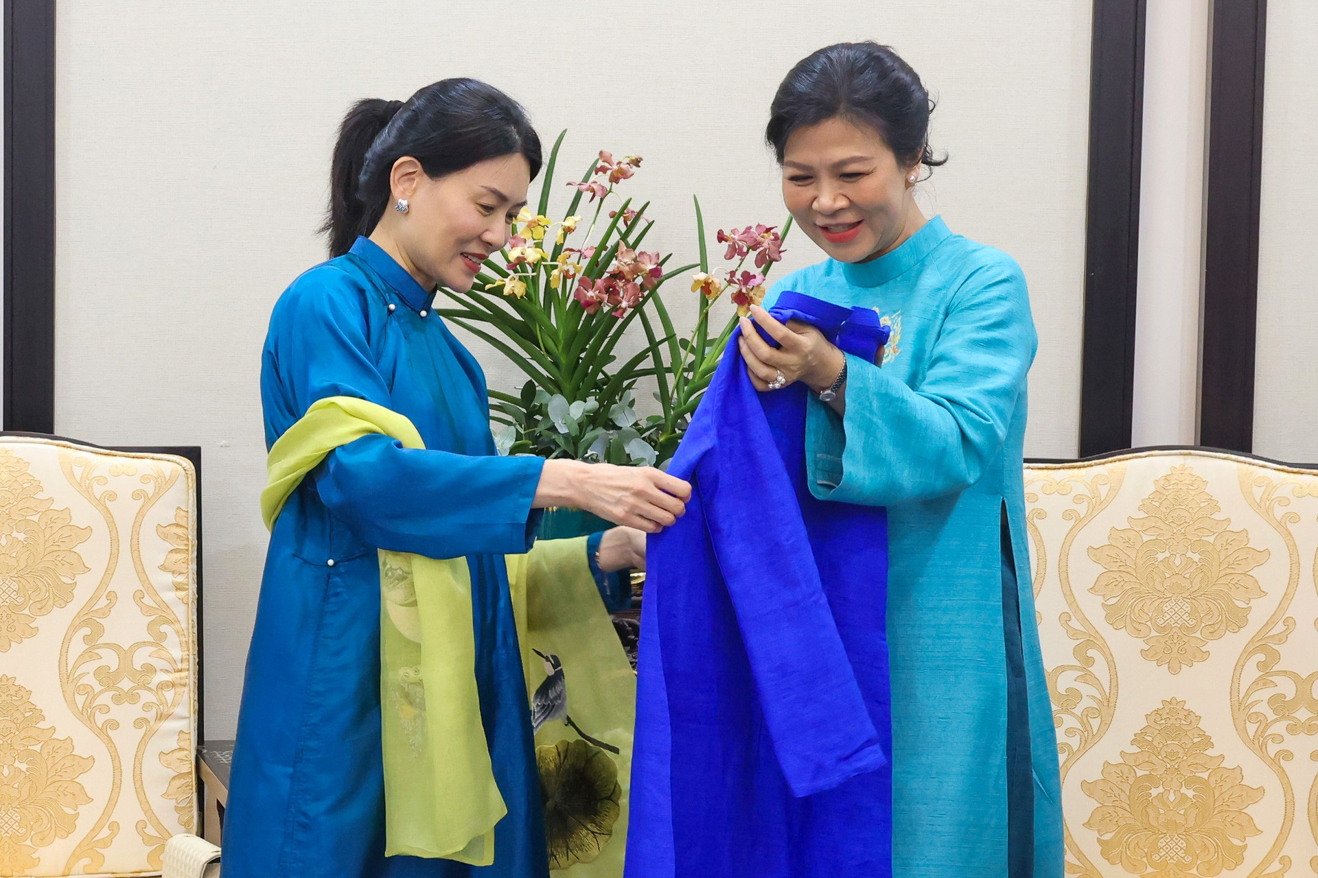Phu nhân Ngô Phương Ly tặng áo dài cho Phu nhân Thủ tướng Singapore