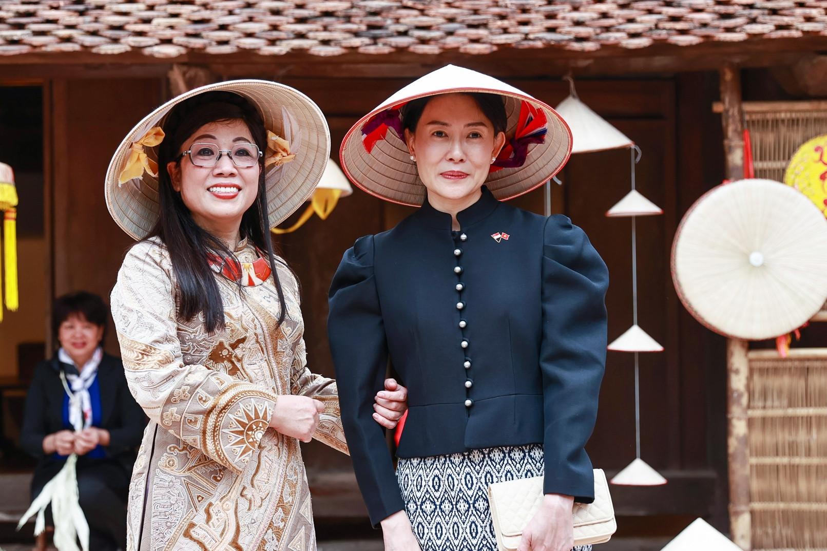 Phu nhân Thủ tướng Singapore được tặng nón lá, trang phục thổ cẩm