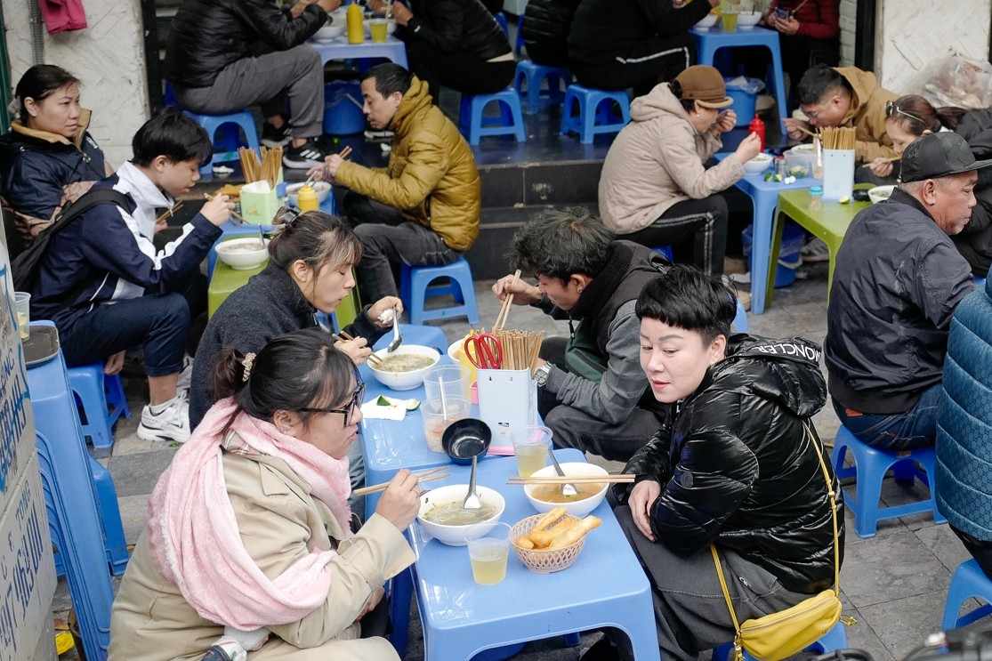 Quán phở ở Hà Nội có món tái lăn 'bốc lửa', khách ngồi kín trong nhà ngoài cửa