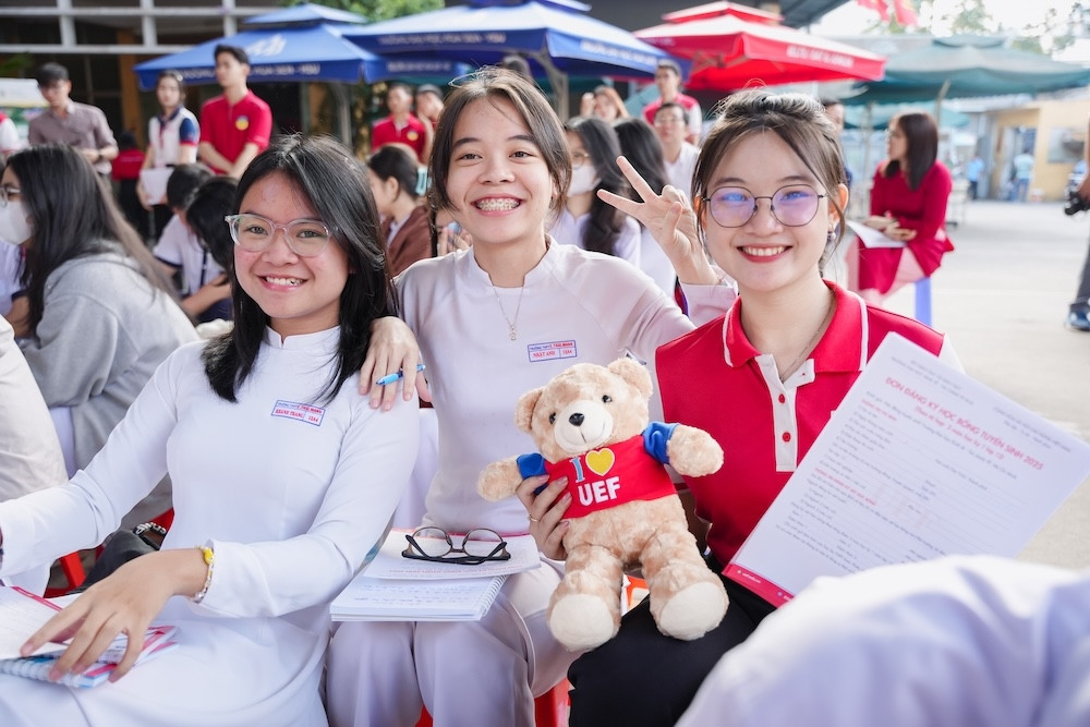 Trường kinh tế tài chính nhưng yêu cầu các tổ hợp xét tuyển phải có môn Văn