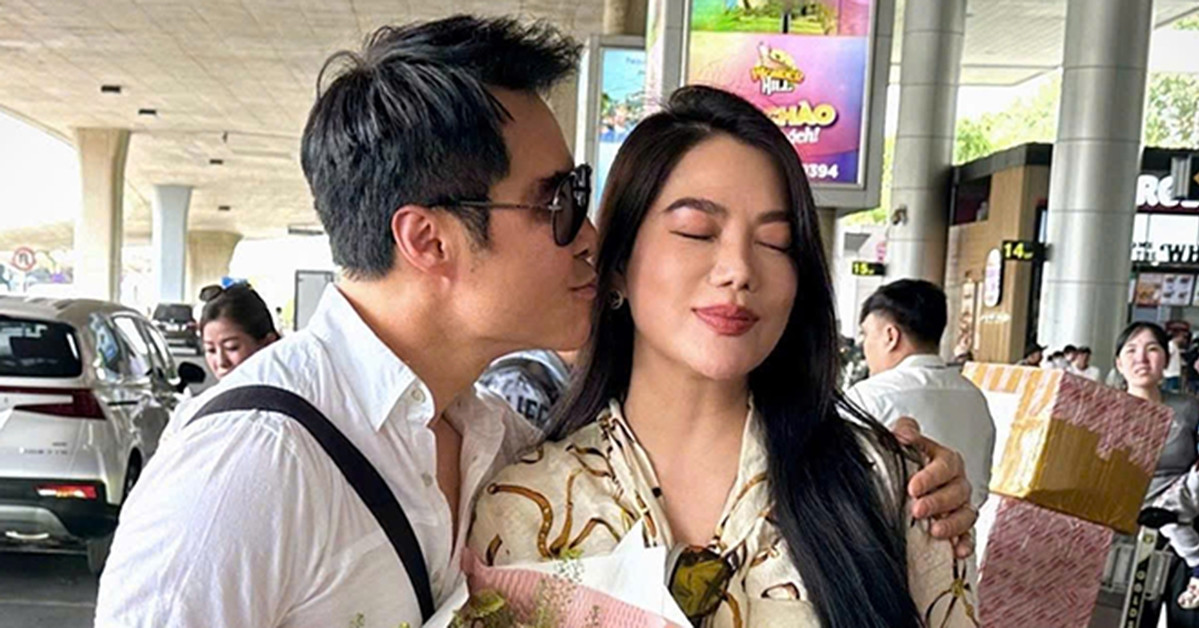 Trương Ngọc Ánh được trai lạ hôn ở sân bay, Hiệp Gà tình tứ bên bạn gái