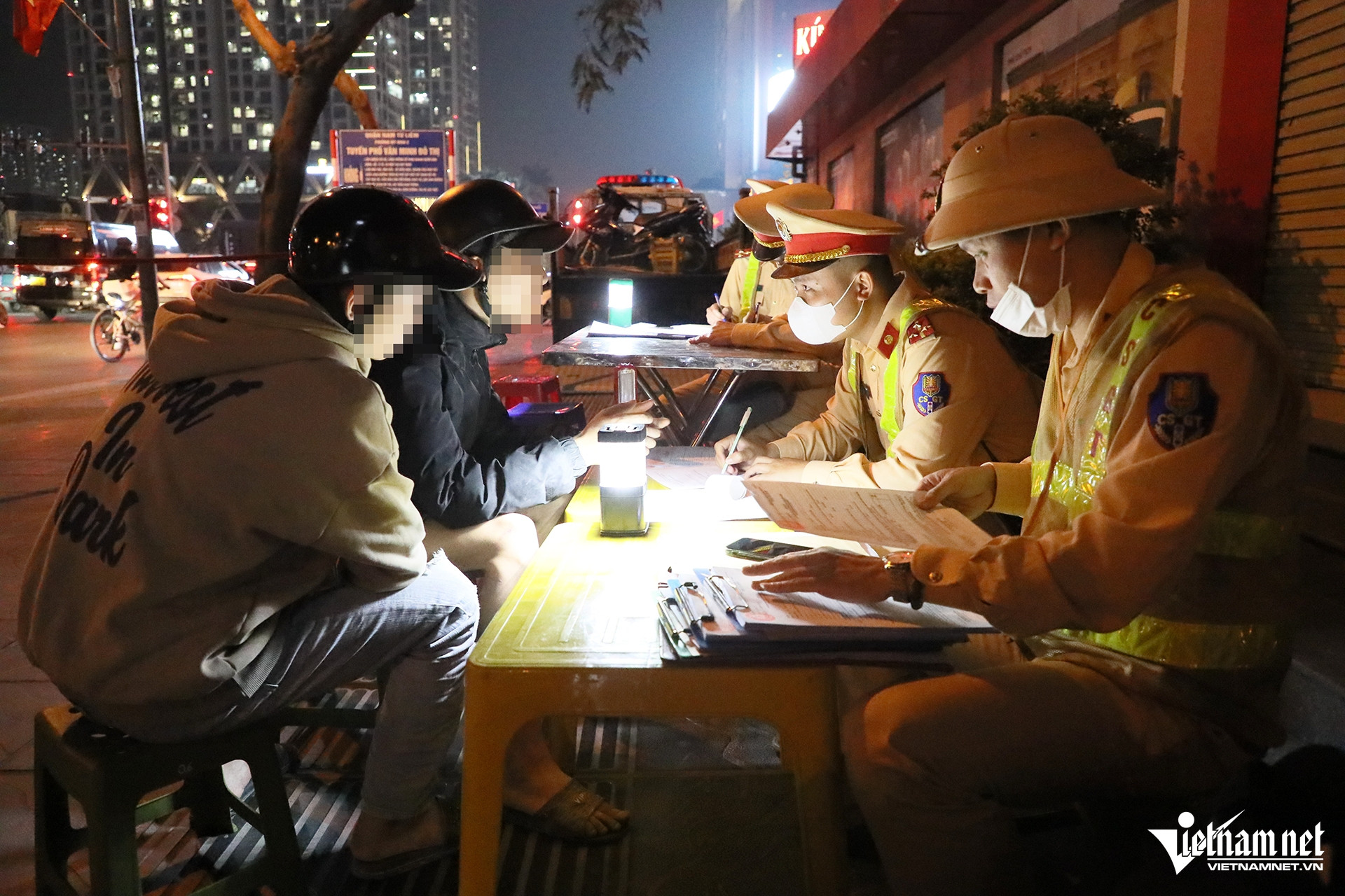 W-vi pham con 2 copy.jpg