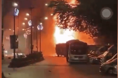 Xe chở bình gas phát nổ liên tiếp như bom làm rung chuyển cả khu vực