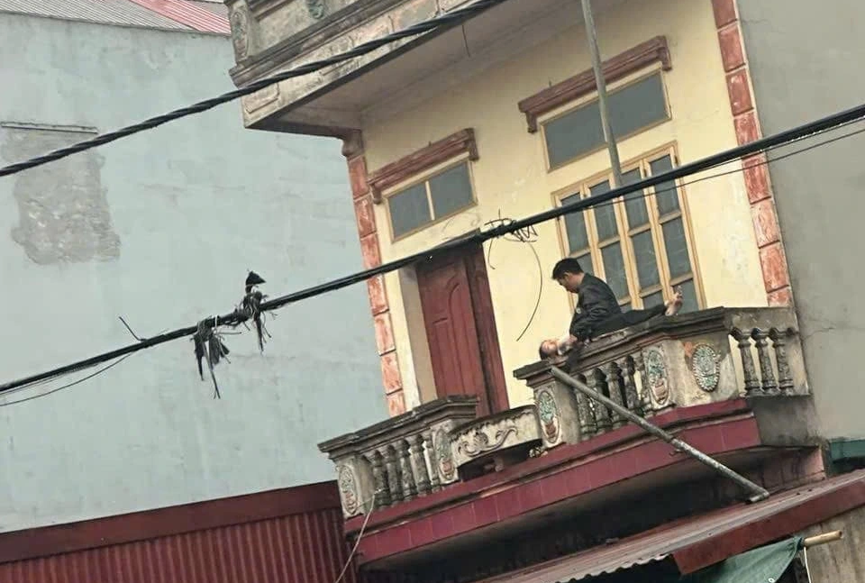 Bản tin trưa 27/3: Bắt đối tượng dùng dao uy hiếp bé gái lên mái nhà ở Bắc Ninh