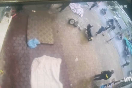 Phút nghẹt thở giải cứu bé gái 9 tuổi bị khống chế bằng dao trên mái nhà