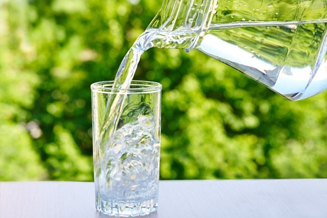 Bác sĩ gợi ý 4 cách uống nước chuẩn y khoa