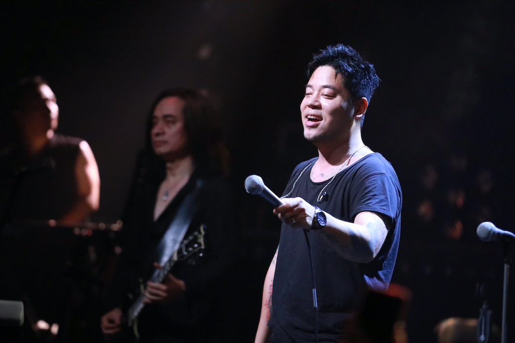 ca sĩ Dương Trần Nghĩa tại đêm nhạc.jpg