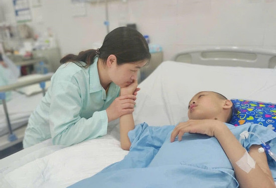 Chồng mất do tai nạn, vợ khóc ngất xin cứu lấy các con