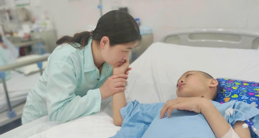 Chồng mất do tai nạn, vợ khóc ngất xin cứu lấy các con