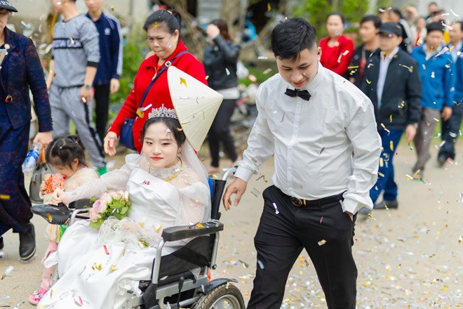 Chú rể Thanh Hóa đẩy xe đưa vợ vào hôn trường: 'Cuối cùng cũng đón được cô ấy'