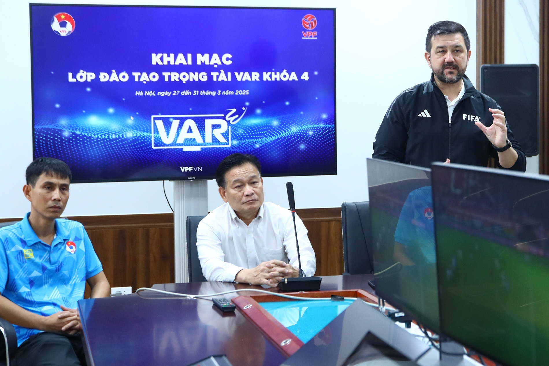 Giảng viên FIFA đứng lớp, 27 trọng tài tham gia khoá học VAR
