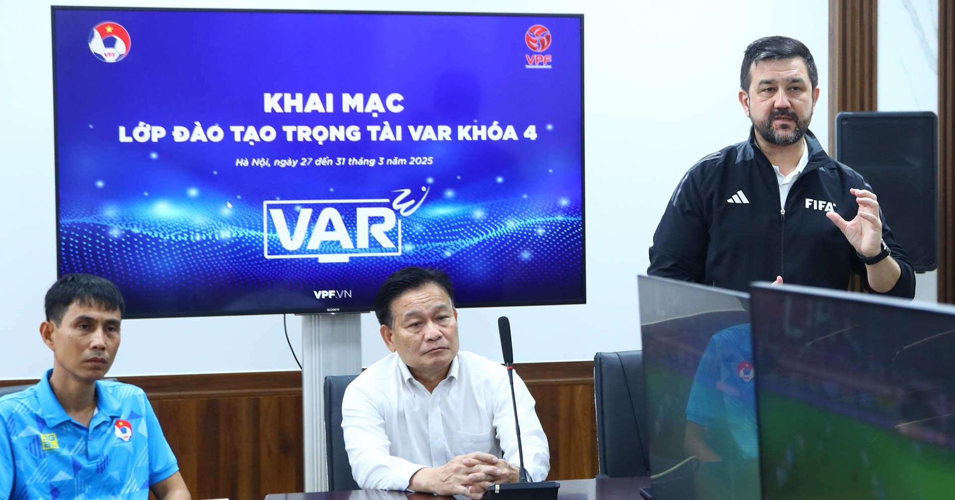 Giảng viên FIFA đứng lớp, 27 trọng tài tham gia khoá học VAR