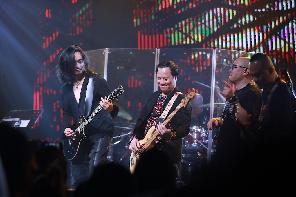 Guitarist Trần Tuấn Hùng và các cựu thành viên ban nhạc Bức Tường cùng biểu diễn tác phẩm Cây Bàng (ảnh Du Nguyễn) (2).jpeg