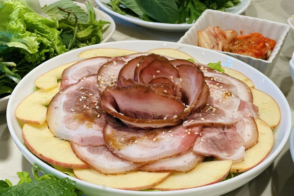 Hai người phụ nữ phải đi cấp cứu với triệu chứng lạ sau khi ăn thịt