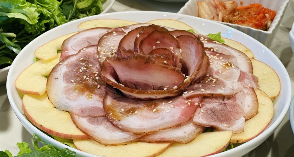 Hai người phụ nữ phải đi cấp cứu với triệu chứng lạ sau khi ăn thịt