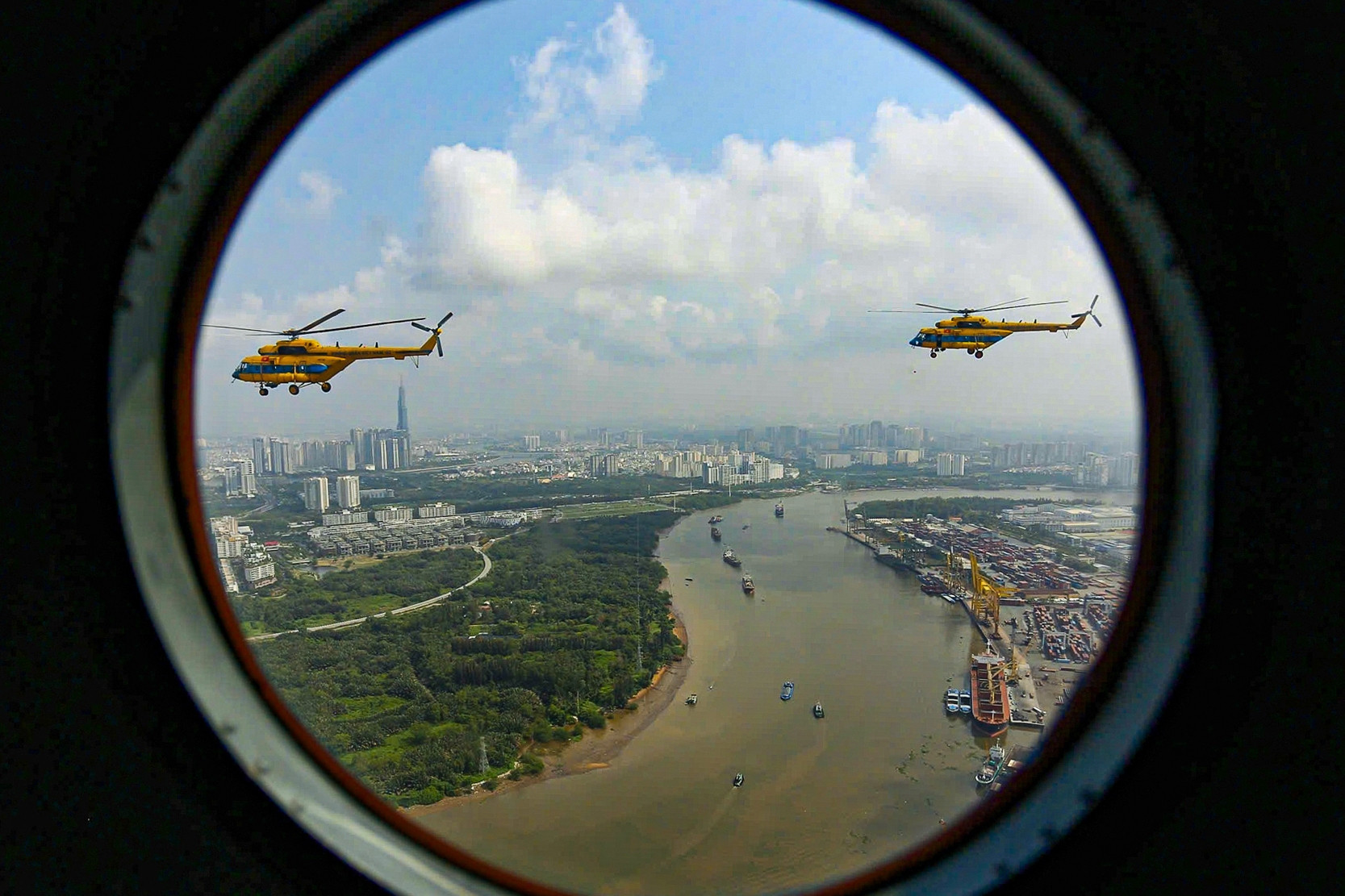 Hàng loạt tiêm kích, trực thăng tập biểu diễn trên bầu trời TPHCM