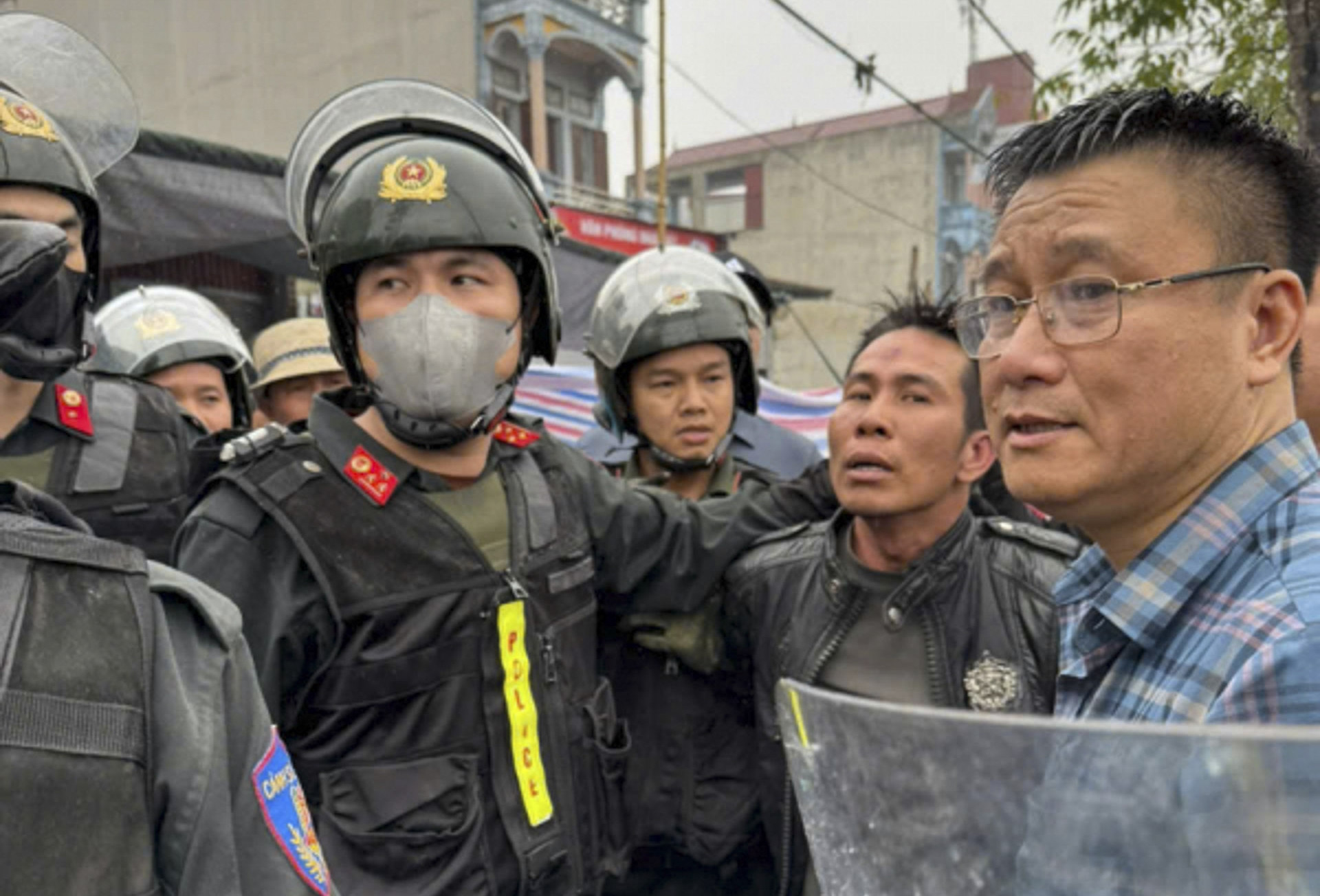 Lai lịch bất hảo kẻ cầm dao uy hiếp bé gái trên mái nhà ở Bắc Ninh