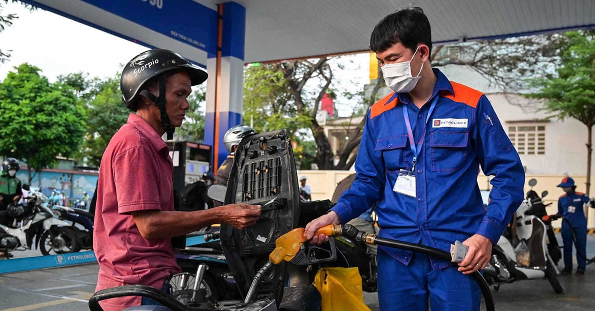 Giá xăng tiếp đà tăng, RON 95 vọt lên sát 20.500 đồng/lít