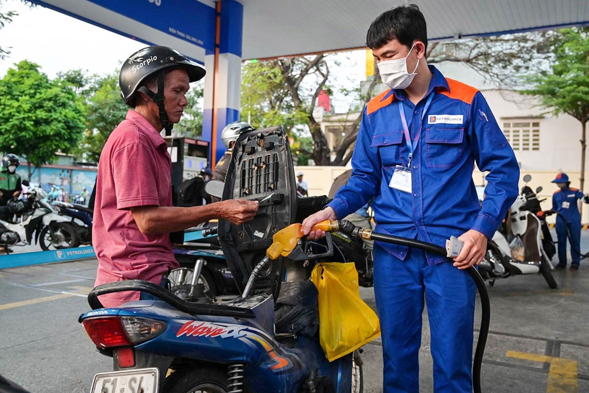 Giá xăng tiếp đà tăng, RON 95 vọt lên sát 20.500 đồng/lít