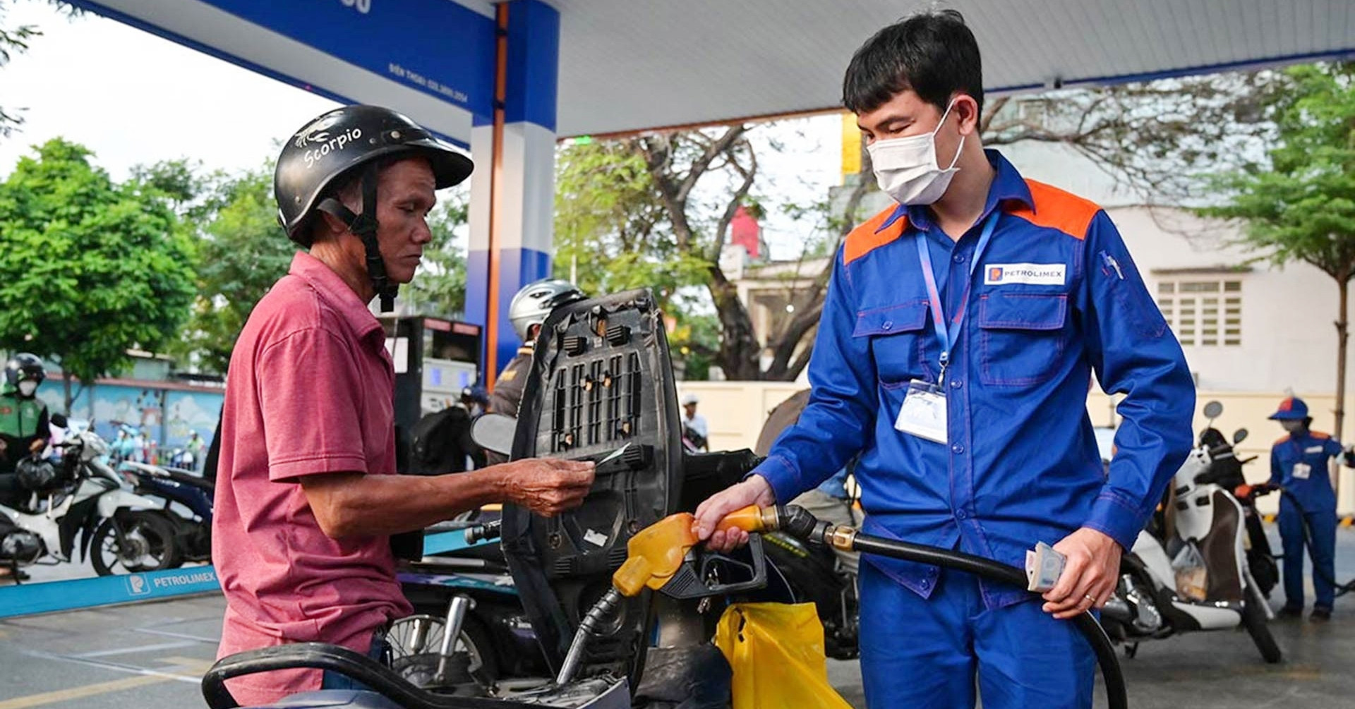 Giá xăng tiếp đà tăng, RON 95 vọt lên sát 20.500 đồng/lít