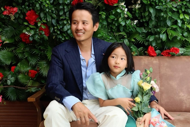 Nam diễn viên 'gà trống nuôi con' vui với cuộc sống bố đơn thân tuổi U50