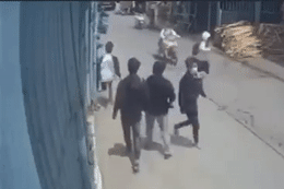 Nam sinh bị nhóm người dùng hung khí đánh tới tấp, ngã gục trên đường
