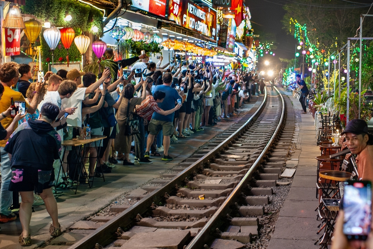 Phố cà phê đường tàu Hà Nội ngày vắng, tối đông như chưa hề có lệnh cấm