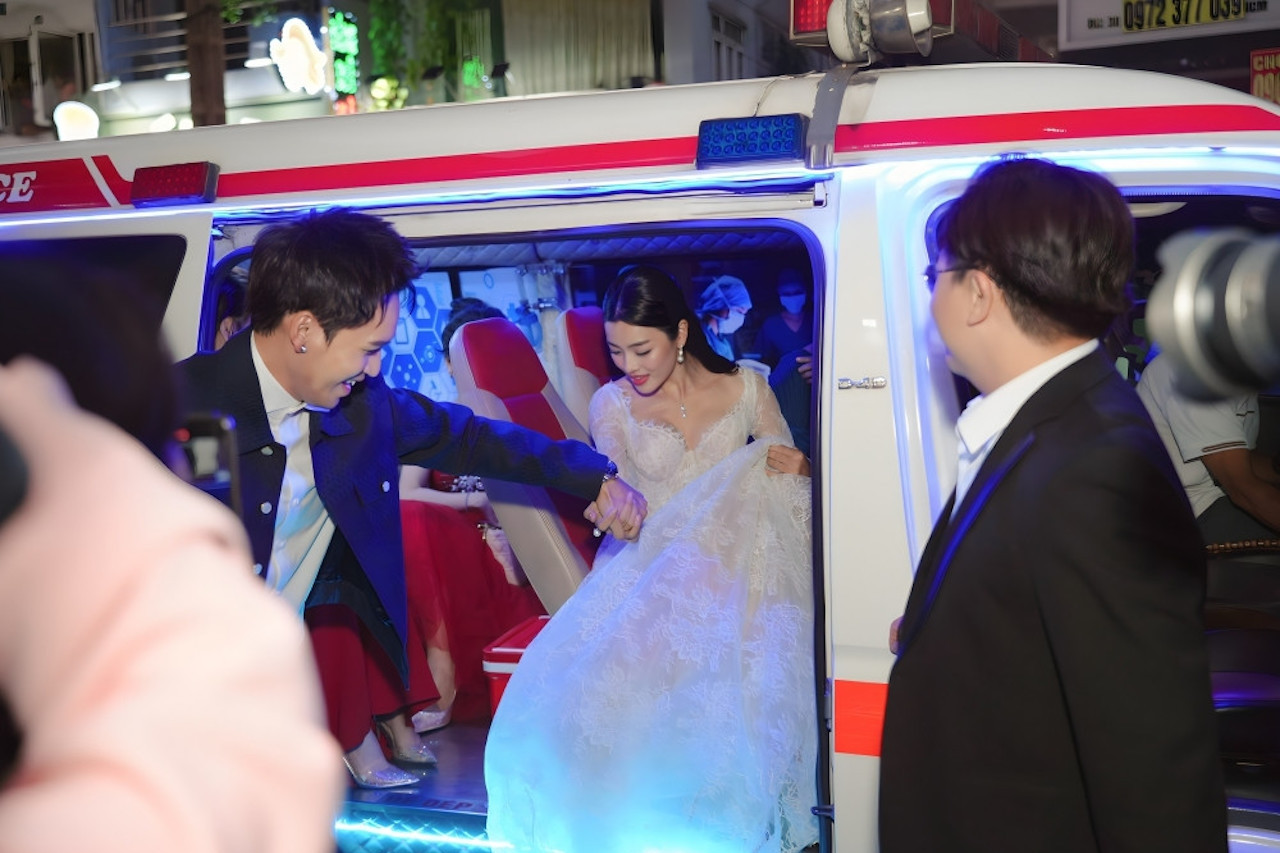 Sử dụng xe cứu thương đi ra mắt phim có vi phạm luật?