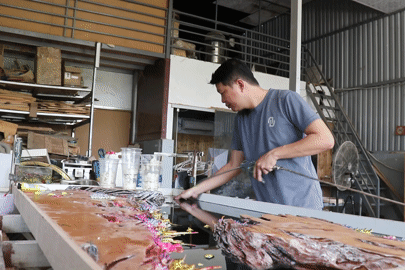TPHCM: Chàng trai đưa đại dương, núi lửa lên mặt bàn gỗ
