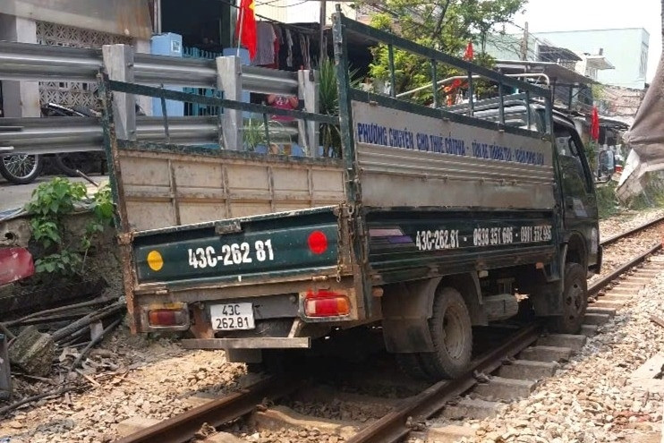 Xe tải mắc kẹt trên đường ray ở Đà Nẵng làm 2 đoàn tàu chậm chuyến